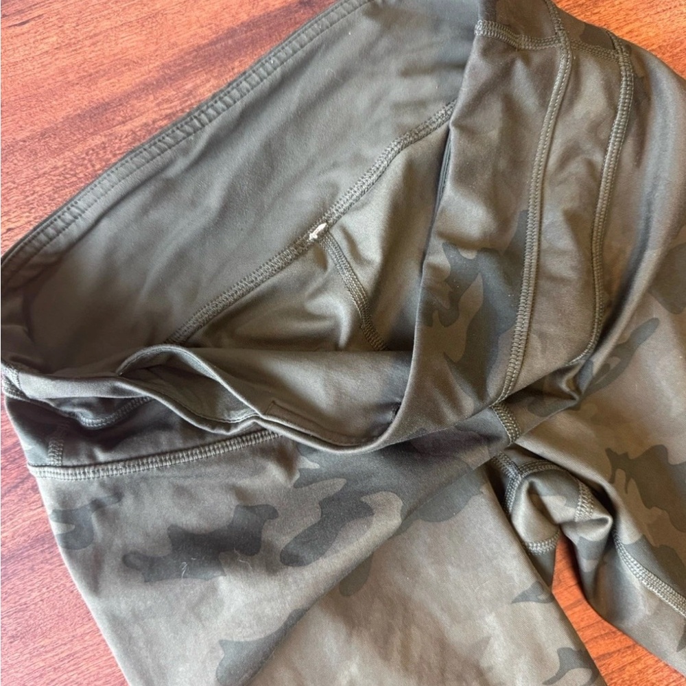 Lululemon sz 6 Camouflage capri Leggings - Picture 4 of 6
